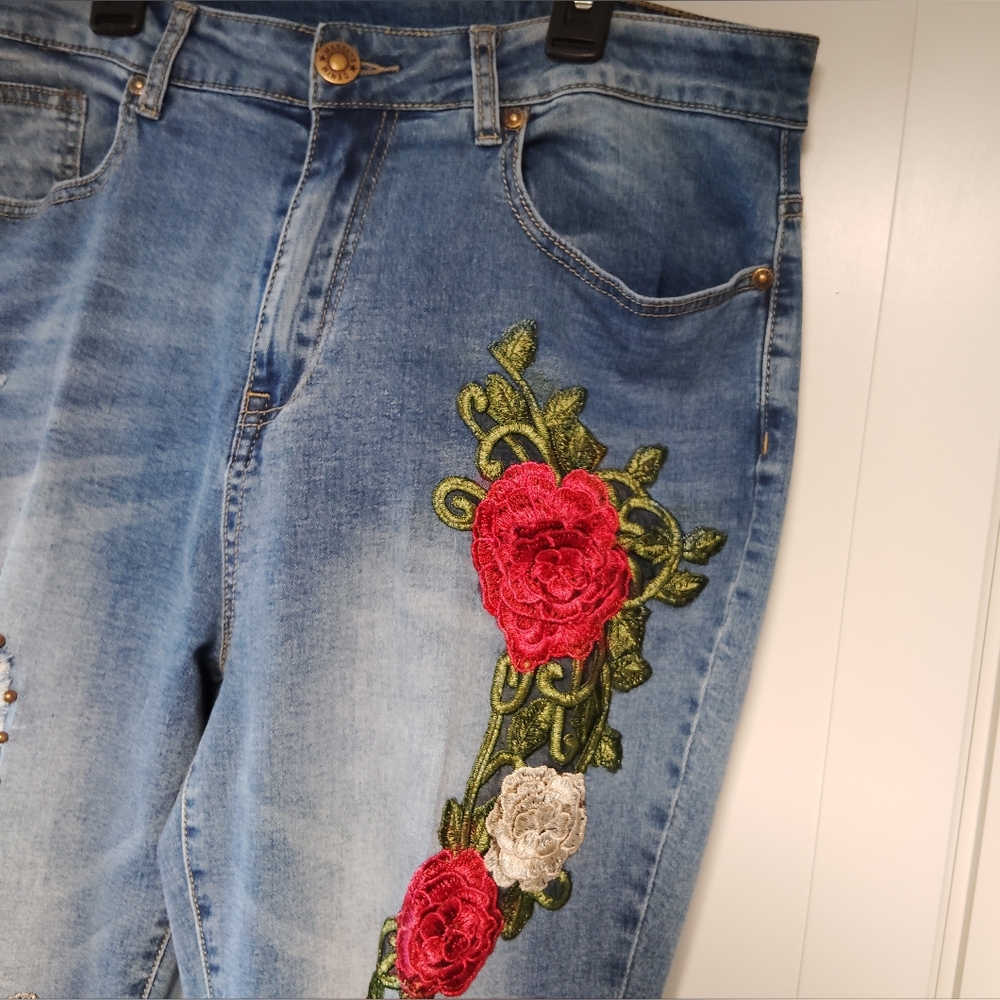 Masseys high rise Distressed Floral Appliqué Denim jeans Plus Size 16 - Picture 3 of 5